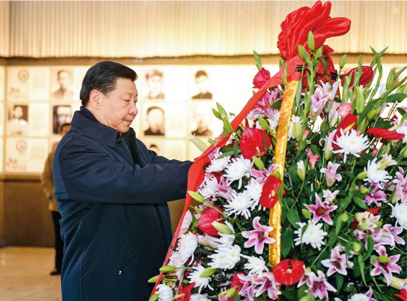 2016年2月1日至3日，中共中央總書記、國家主席、中央軍委主席習(xí)近平來到江西，看望慰問廣大干部群眾和駐贛部隊。這是2月2日，習(xí)近平在井岡山革命烈士陵園向革命烈士敬獻花籃。 新華社記者 謝環(huán)馳/攝