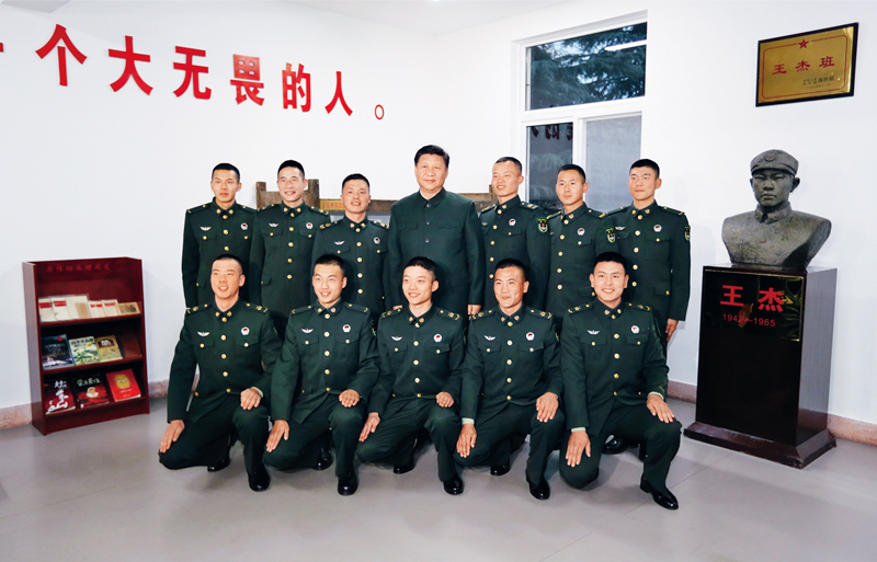 2017年12月13日，中共中央總書記、國家主席、中央軍委主席習(xí)近平到第71集團軍視察。這是習(xí)近平同“王杰班”戰(zhàn)士合影。 新華社記者 李剛/攝