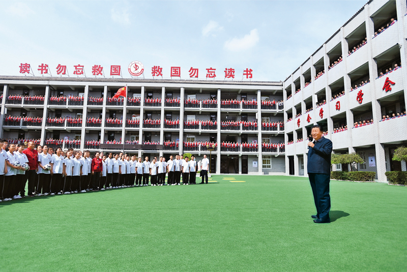 2021年9月13日至14日，中共中央總書記、國家主席、中央軍委主席習(xí)近平在陜西省榆林市考察。這是14日上午，習(xí)近平在綏德實驗中學(xué)考察時，同師生親切交流。 新華社記者 謝環(huán)馳/攝